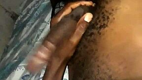 Ragazzo Keniota Carezza il Suo BBC Massiccio