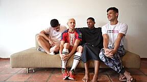 Hei, uită-te la Sandriias care se dezlănțuie backstage într-un gangbang panicu!