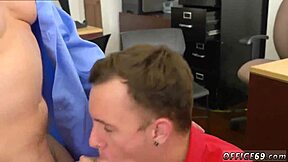 De ce băieții hetero devin gay pentru futai sălbatic în trio cu stagiarul?