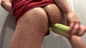 Tranny sexy stira culo grande con giocattolo mostro in solo