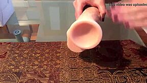 Massiv 12-tommers dildo strekker indisk hunk i vill trio