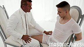 Masonicboys - Oblečený DILF svádí roztomilého obdařeného nevinného vysokoškoláka na BDSM