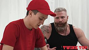 जॉकस्ट्रैप में ट्विंकटॉप ट्विंक कॉलेज डॉर्म में हैरी बियर बॉटम को डीप थ्रस्ट्स से ब्रीड करता है, क्या वाइल्ड राइड!