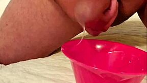 Някога се чудил ли си как гълтам собствената си сперма дълбоко?