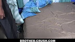 अरे, यह टाइट ट्विंक मेरे फेट डिक के नीचे क्यों कराह रहा है?