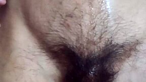 Göbeğime boşalırken sıcak hissediyorum