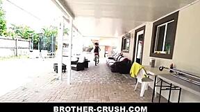 Lär min lilla styvbror att suga och rida raw känns vilt