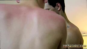 Twinks Muda Hisap Kote Tegak dalam Blowbang Panas