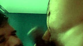 În genunchi, sug și aștept lapte în gură cu poftă