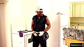 Sixpack hunk streelt zijn zwarte lul in close-up solo