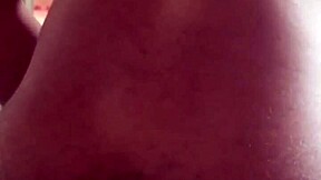 A futár leszopja és keményen lovagol a transz farokán.