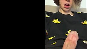 Hej, chceš vidět toho roztomilého ruského mladíka, jak si masturbuje a vybuchuje?