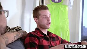 ojczym i pasierb wiercą dynie w noc Halloween