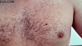 Genç Kahverengi Saçlı Kadın Solo Büyük Sünnetsiz Sik ile