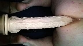 Amatör använder stor dildo för anal lek