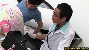 แพทย์เอเชียขี้อายใช้นิ้วสอดก้นทวินจนเขาถ่ายแรง