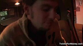 Ei, quer ver twinks chupando duro?