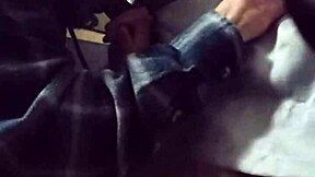 Seksi prijatelj, nahranite me skozi to gloryhole zdaj