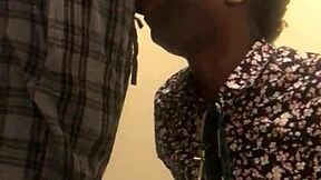 Wow, prázdninové sání a hluboké hrdlo s černým tátou venku! Výstřik exploduje v divoké amatérské akci.