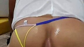 我爱用超大假阳具肏我的小屁眼