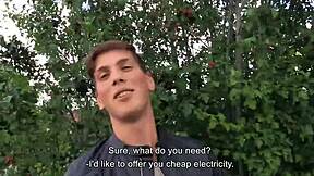 Sexy twink se ohýbá a sténá nahlas. Veřejné prdelí za prachy!