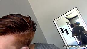 Le garçon intello domine l'action anale au bord de la piscine!