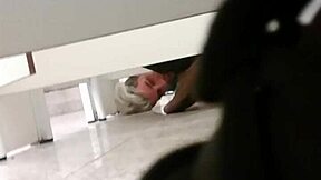 Alışveriş Merkezi Tuvaletinde Beklenmedik Sikme