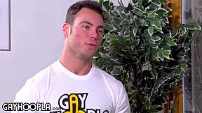 Fit college jocks bytter store pikker i dampende interracial flip fuck action