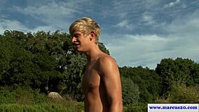 Horny športniki dominirajo seansi drkanja z raztrganim študom.