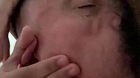 स्लो मोशन गैगिंग डीपथ्रोट चोकिंग में बदलती है बालों वाले स्टड के साथ