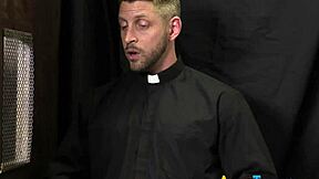 Γκέι Ιερέας Διεισδύει Σκληρά σε Σφιχτό Κώλο