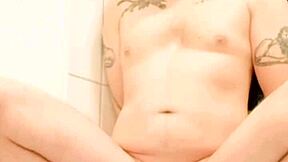 Sidottu twink tutkii nöyryyttävää fetissi-leikkiä