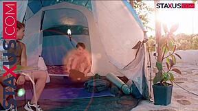 Ooit buitenpret geprobeerd zoals deze vrienden hard neuken in een knusse tent?