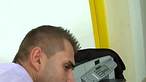 Tío caliente se folla el culo duro