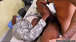 Gejski mladci 18+ s črnskim afriškim ogromnim kurcem v skupinskem seksu na prostem