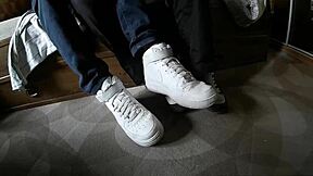 Člověče, miluju klasické tenisky a akci s bosýma nohama!