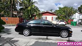 Jag är med söt koreansk tjej 18+ som knullar vår chef hårt