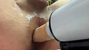 Lihava solopoika rokkaa koneella dildo-leikkiä!