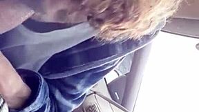 朝のドライブ中に車内で相棒にベトベトのフェラチオ！