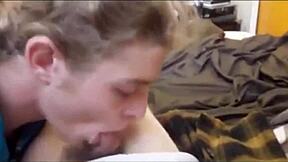 Je nourris mon pote avec ma bite et mon sperme Wow!