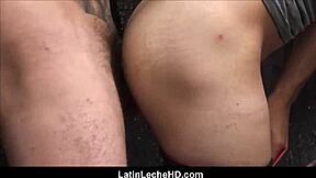 हॉट ट्विंक लातीना बाउंसर को हार्ड चोदकर उम्र साबित करती है!