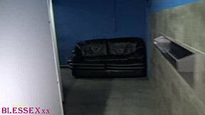 Testando le cabine del sesso francesi con pompino a pelle in stile europeo