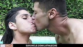 Pool boy latin digewe mentah di luar dengan cumshot