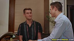 Hej, ta zlomljeni gej fant je dobil hard bareback jebanje!