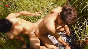 Thai Twinks Bareback i vild udendørs eventyr