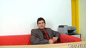 Непристојно анално јебање огромном секс играчком