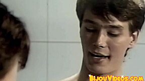 Štíhly mladý chlapík dostáva bareback sprchu