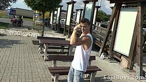 limousine-pojkar ger utomhus-handjob åt twink av eastboys