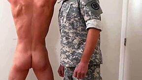 Tentara Dapat Latihan Erotis Ekstra dalam Aksi Kelompok