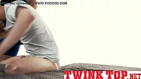 Beefy Bear Coach γαμάται σκληρά από νεαρό παίκτη με facial cumshot - TwinkTop Net